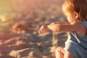 Baby in het zand